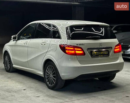 Белый Мерседес Б-класс, объемом двигателя 0 л и пробегом 120 тыс. км за 11800 $, фото 3 на Automoto.ua