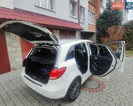 Белый Мерседес Б-класс, объемом двигателя 0 л и пробегом 60 тыс. км за 9999 $, фото 1 на Automoto.ua