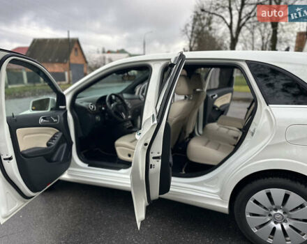 Белый Мерседес Б-класс, объемом двигателя 0 л и пробегом 40 тыс. км за 13750 $, фото 63 на Automoto.ua