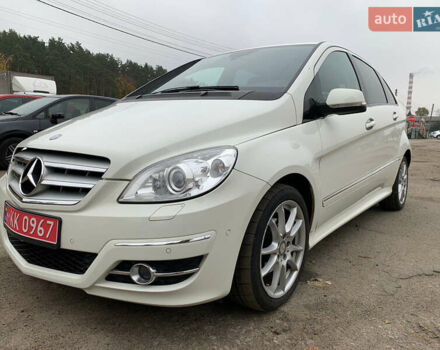 Мерседес Б-класс 2010 в Киеве на Automoto.ua Белый Мерседес Б-класс, объемом двигателя 1.7 л и пробегом 76 тыс. км за 8000 $, фото 1 на Automoto.ua