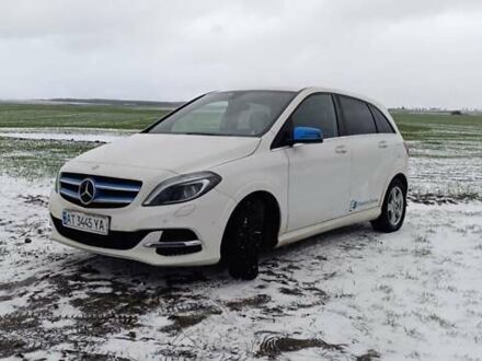 Білий Мерседес Б-клас, об'ємом двигуна 0 л та пробігом 120 тис. км за 10000 $, фото 1 на Automoto.ua
