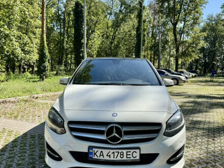 Белый Мерседес Б-класс, объемом двигателя 2.14 л и пробегом 238 тыс. км за 12000 $, фото 1 на Automoto.ua