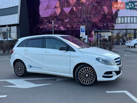 Мерседес Б-класс 2015 в Киеве на Automoto.ua Белый Мерседес Б-класс, объемом двигателя 0 л и пробегом 56 тыс. км за 10490 $, фото 1 на Automoto.ua