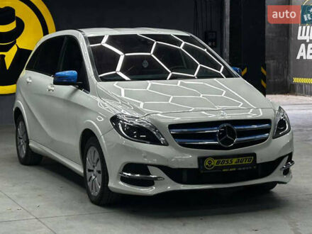 Белый Мерседес Б-класс, объемом двигателя 0 л и пробегом 132 тыс. км за 12200 $, фото 1 на Automoto.ua