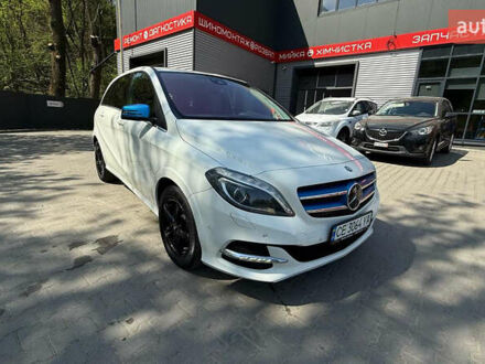 Мерседес Б-класс 2015 в Черновцах на Automoto.ua Белый Мерседес Б-класс, объемом двигателя 0 л и пробегом 100 тыс. км за 11800 $, фото 1 на Automoto.ua
