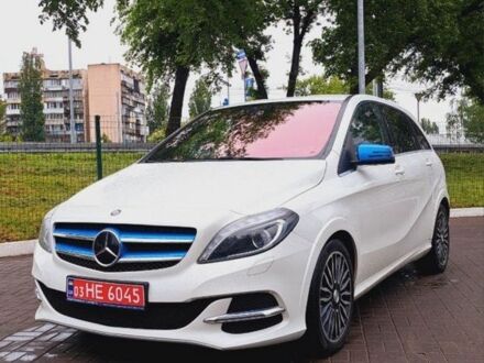 Мерседес Б-класс 2015 в Киеве на Automoto.ua Белый Мерседес Б-класс, объемом двигателя 0 л и пробегом 93 тыс. км за 9499 $, фото 1 на Automoto.ua