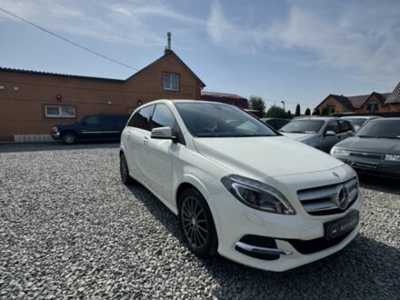 Белый Мерседес Б-класс, объемом двигателя 0 л и пробегом 117 тыс. км за 12000 $, фото 1 на Automoto.ua