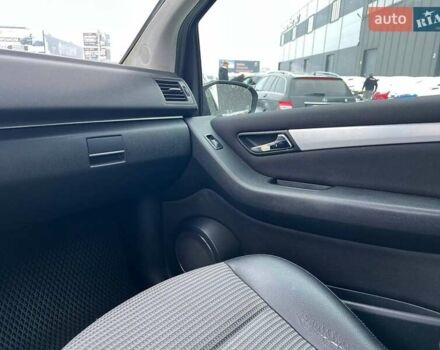 Черный Мерседес Б-класс, объемом двигателя 2 л и пробегом 265 тыс. км за 6990 $, фото 29 на Automoto.ua