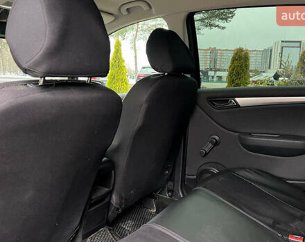 Черный Мерседес Б-класс, объемом двигателя 1.7 л и пробегом 142 тыс. км за 8999 $, фото 18 на Automoto.ua