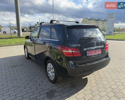Чорний Мерседес Б-клас, об'ємом двигуна 0 л та пробігом 180 тис. км за 8800 $, фото 5 на Automoto.ua