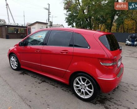 Мерседес Б-класс 2011 в Броварах на Automoto.ua Красный Мерседес Б-класс, объемом двигателя 1.7 л и пробегом 120 тыс. км за 7500 $, фото 2 на Automoto.ua