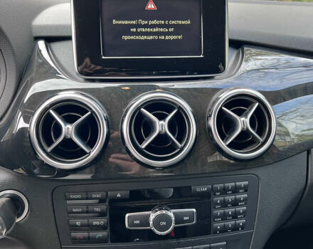 Красный Мерседес Б-класс, объемом двигателя 1.8 л и пробегом 130 тыс. км за 10999 $, фото 20 на Automoto.ua