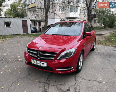 Красный Мерседес Б-класс, объемом двигателя 1.8 л и пробегом 130 тыс. км за 10999 $, фото 1 на Automoto.ua