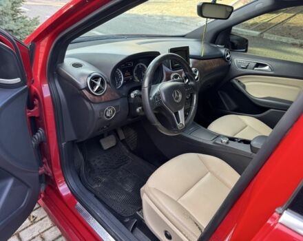 Красный Мерседес Б-класс, объемом двигателя 0 л и пробегом 180 тыс. км за 7999 $, фото 3 на Automoto.ua