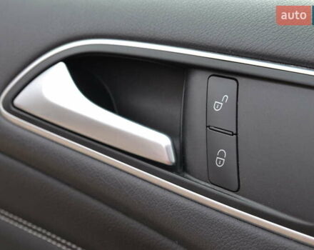 Красный Мерседес Б-класс, объемом двигателя 0 л и пробегом 122 тыс. км за 9999 $, фото 29 на Automoto.ua