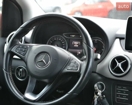 Красный Мерседес Б-класс, объемом двигателя 0 л и пробегом 122 тыс. км за 9999 $, фото 24 на Automoto.ua