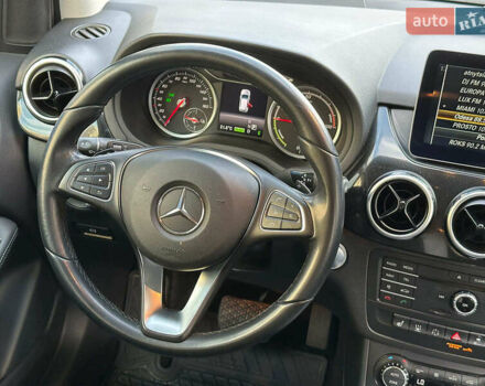 Красный Мерседес Б-класс, объемом двигателя 0 л и пробегом 137 тыс. км за 10790 $, фото 21 на Automoto.ua