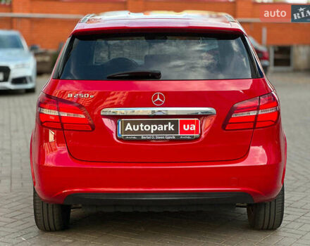 Красный Мерседес Б-класс, объемом двигателя 0 л и пробегом 137 тыс. км за 10790 $, фото 4 на Automoto.ua