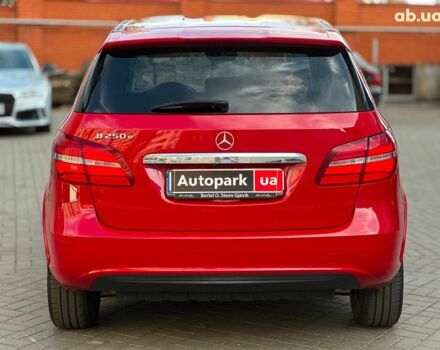 Красный Мерседес Б-класс, объемом двигателя 0 л и пробегом 137 тыс. км за 10790 $, фото 4 на Automoto.ua