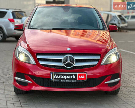 Красный Мерседес Б-класс, объемом двигателя 0 л и пробегом 137 тыс. км за 10790 $, фото 1 на Automoto.ua