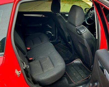 Красный Мерседес Б-класс, объемом двигателя 2 л и пробегом 345 тыс. км за 5500 $, фото 2 на Automoto.ua