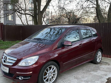 Мерседес Б-класс 2010 в Киеве на Automoto.ua Красный Мерседес Б-класс, объемом двигателя 1.7 л и пробегом 84 тыс. км за 8350 $, фото 1 на Automoto.ua