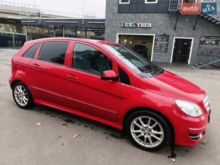 Красный Мерседес Б-класс, объемом двигателя 1.7 л и пробегом 120 тыс. км за 7500 $, фото 1 на Automoto.ua