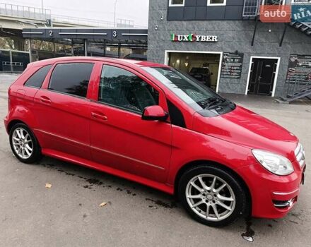 Красный Мерседес Б-класс, объемом двигателя 1.7 л и пробегом 120 тыс. км за 7500 $, фото 1 на Automoto.ua