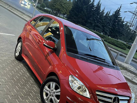 Мерседес Б-класс 2011 в Днепре (Днепропетровске) на Automoto.ua Красный Мерседес Б-класс, объемом двигателя 1.7 л и пробегом 96 тыс. км за 8499 $, фото 1 на Automoto.ua