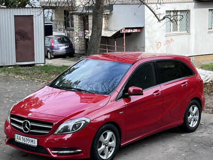 Красный Мерседес Б-класс, объемом двигателя 1.8 л и пробегом 130 тыс. км за 10999 $, фото 1 на Automoto.ua