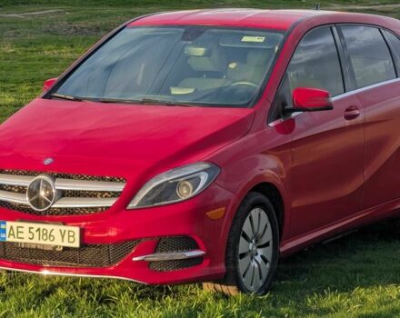 Красный Мерседес Б-класс, объемом двигателя 0 л и пробегом 201 тыс. км за 8000 $, фото 1 на Automoto.ua