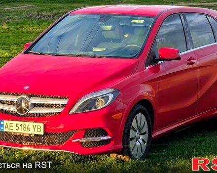 Красный Мерседес Б-класс, объемом двигателя 82 л и пробегом 201 тыс. км за 8000 $, фото 1 на Automoto.ua