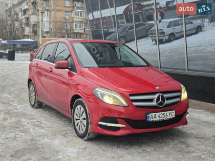 Красный Мерседес Б-класс, объемом двигателя 0 л и пробегом 100 тыс. км за 11900 $, фото 1 на Automoto.ua