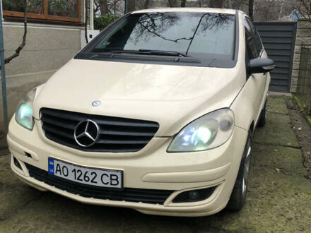 Желтый Мерседес Б-класс, объемом двигателя 2 л и пробегом 460 тыс. км за 5400 $, фото 1 на Automoto.ua