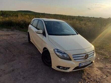 Мерседес Б-клас 2014 у Львові на Automoto.ua Жовтий Мерседес Б-клас, об'ємом двигуна 1.46 л та пробігом 355 тис. км за 8900 $, фото 1 на Automoto.ua
