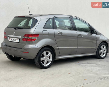 Сірий Мерседес Б-клас, об'ємом двигуна 2 л та пробігом 273 тис. км за 6900 $, фото 4 на Automoto.ua