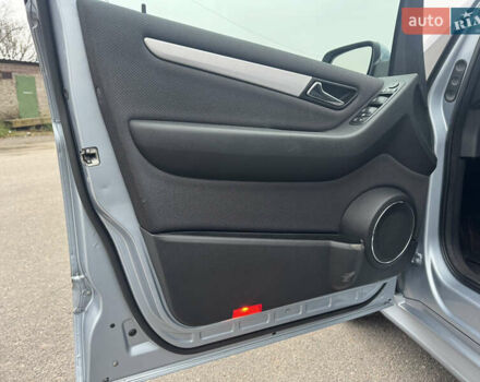 Серый Мерседес Б-класс, объемом двигателя 1.7 л и пробегом 119 тыс. км за 8900 $, фото 40 на Automoto.ua