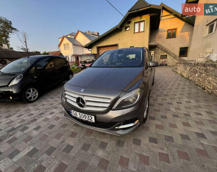 Серый Мерседес Б-класс, объемом двигателя 2 л и пробегом 240 тыс. км за 9200 $, фото 1 на Automoto.ua