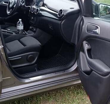 Сірий Мерседес Б-клас, об'ємом двигуна 0 л та пробігом 100 тис. км за 11500 $, фото 29 на Automoto.ua