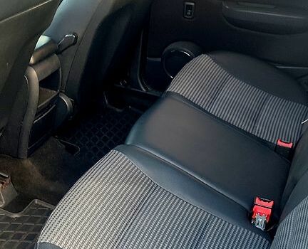 Серый Мерседес Б-класс, объемом двигателя 2 л и пробегом 325 тыс. км за 5000 $, фото 3 на Automoto.ua