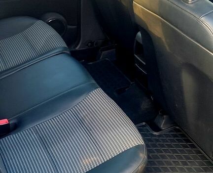 Серый Мерседес Б-класс, объемом двигателя 2 л и пробегом 325 тыс. км за 5000 $, фото 4 на Automoto.ua