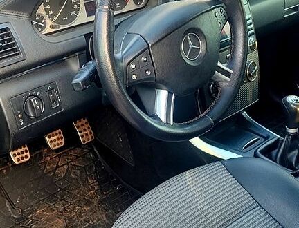 Серый Мерседес Б-класс, объемом двигателя 2 л и пробегом 325 тыс. км за 5000 $, фото 1 на Automoto.ua