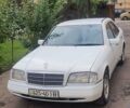 Белый Мерседес Ц 180, объемом двигателя 1.8 л и пробегом 271 тыс. км за 3500 $, фото 1 на Automoto.ua