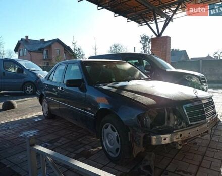 Синий Мерседес Ц 180, объемом двигателя 1.8 л и пробегом 135 тыс. км за 2500 $, фото 1 на Automoto.ua