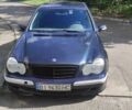 Синий Мерседес Ц 200, объемом двигателя 2.1 л и пробегом 318 тыс. км за 3800 $, фото 1 на Automoto.ua