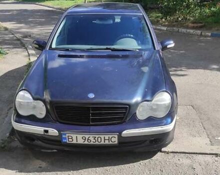 Синий Мерседес Ц 200, объемом двигателя 2.1 л и пробегом 318 тыс. км за 3800 $, фото 1 на Automoto.ua