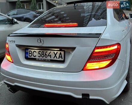 Белый Мерседес Ц-Класс, объемом двигателя 1.8 л и пробегом 215 тыс. км за 12000 $, фото 1 на Automoto.ua