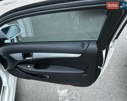 Белый Мерседес Ц-Класс, объемом двигателя 1.8 л и пробегом 215 тыс. км за 12000 $, фото 7 на Automoto.ua