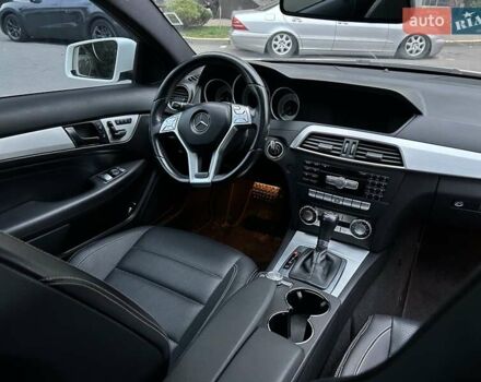 Белый Мерседес Ц-Класс, объемом двигателя 1.8 л и пробегом 215 тыс. км за 12000 $, фото 4 на Automoto.ua