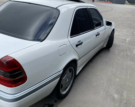 Белый Мерседес Ц-Класс, объемом двигателя 1.8 л и пробегом 350 тыс. км за 3500 $, фото 5 на Automoto.ua